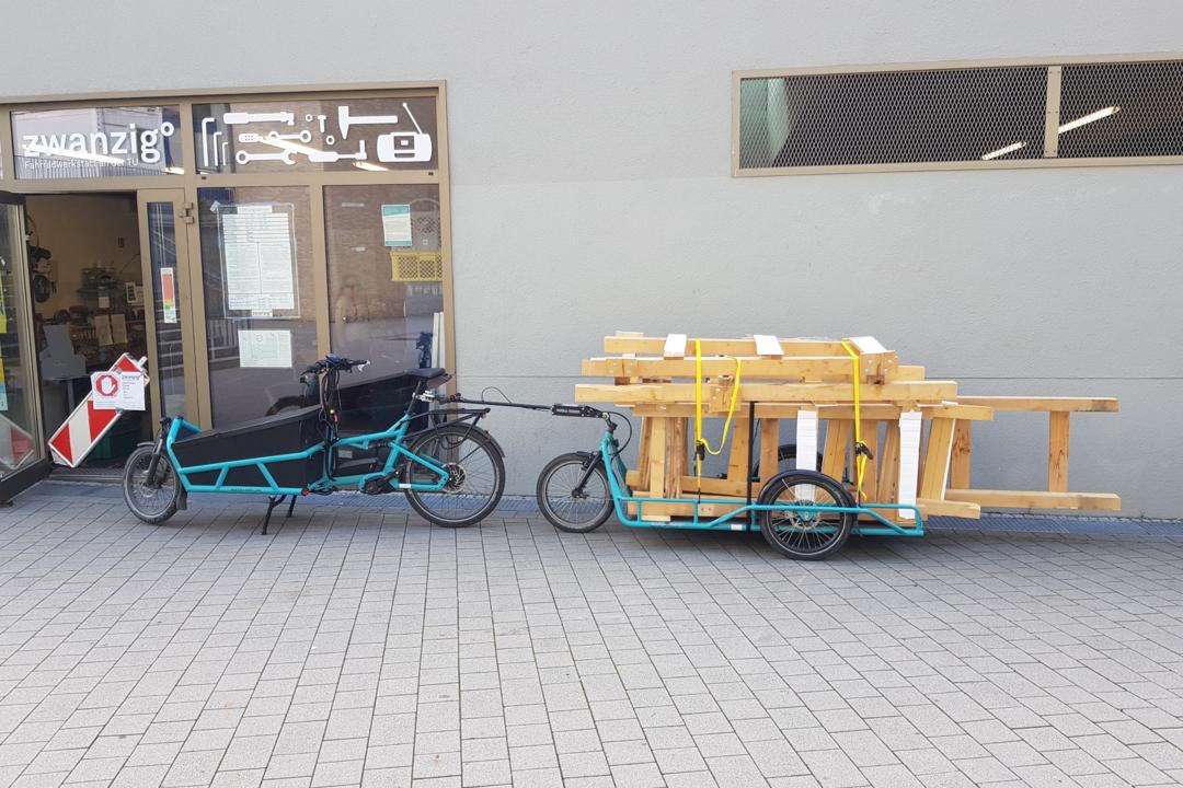 Heinerbike Langer Ludwig mit Carla Cargo und Paletten vor dem zwanzig°