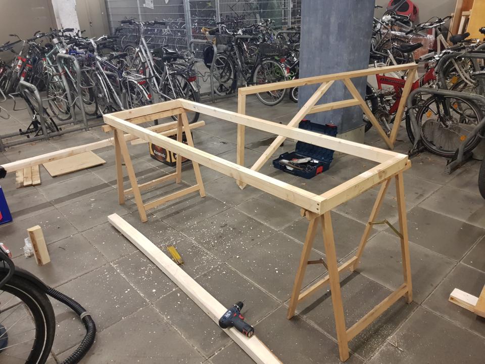 Teilweise zerlegter Rahmen in der Fahrradgarage