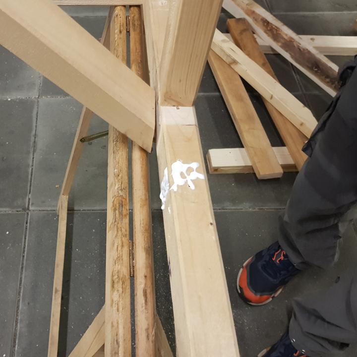 Leim auf dem Holzrahmen