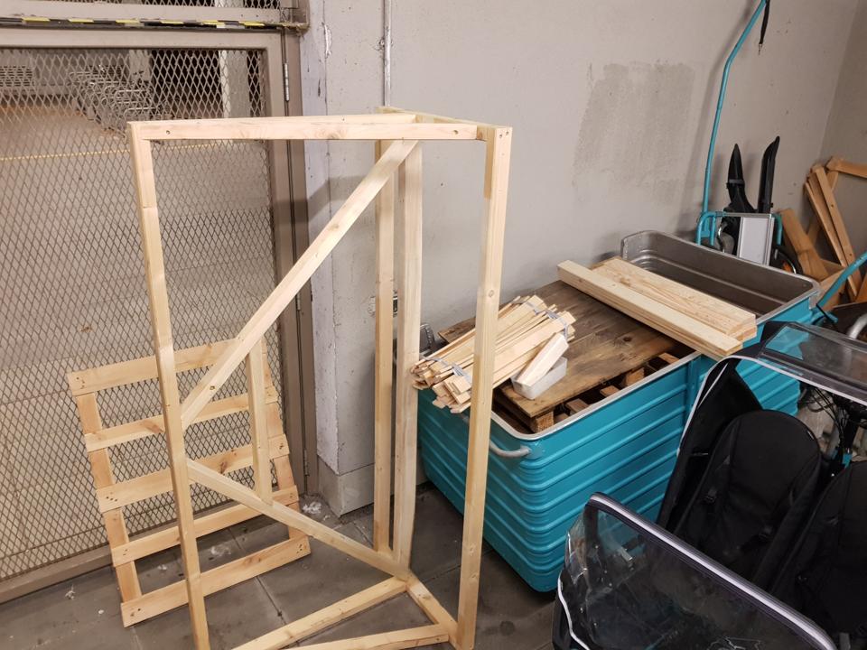 Rahmen und weiteres Material in der Fahrradgarage des zwanzig°