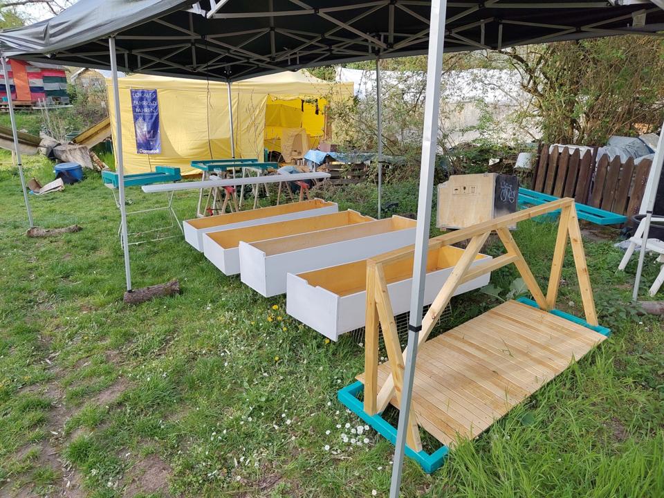 Kaesten, Fahrgestelle und Bankgestell trocknen unter dem Dach vom Trockenpavillon