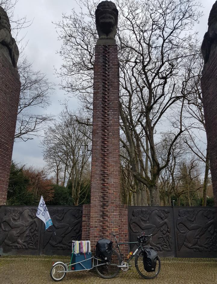 Intec mit Bob Yak am Eingang zum Park Rosenhoehe