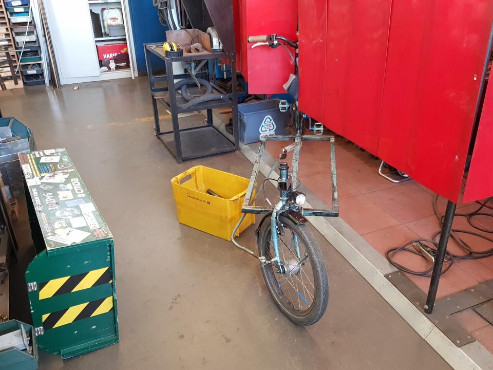 Kiste demontiert und Lastenrad steht halb auf dem Schweissplatz