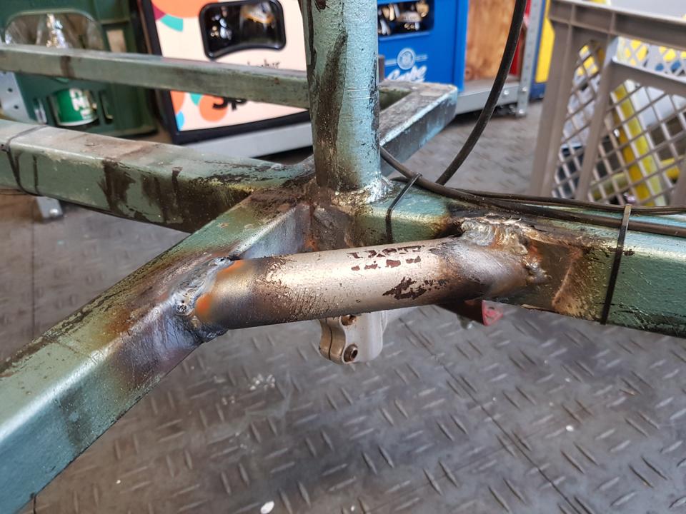 Left strut connected to the outrigger and the main beam.