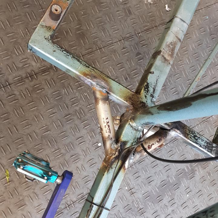 Both struts welded from the main beam to each outrigger.