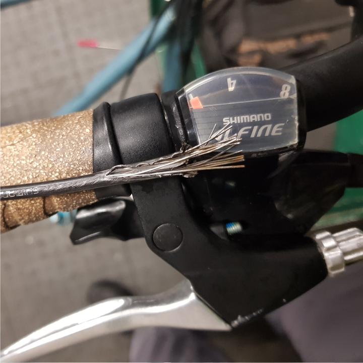 Ausgefranste Zughuelle, demontiert.