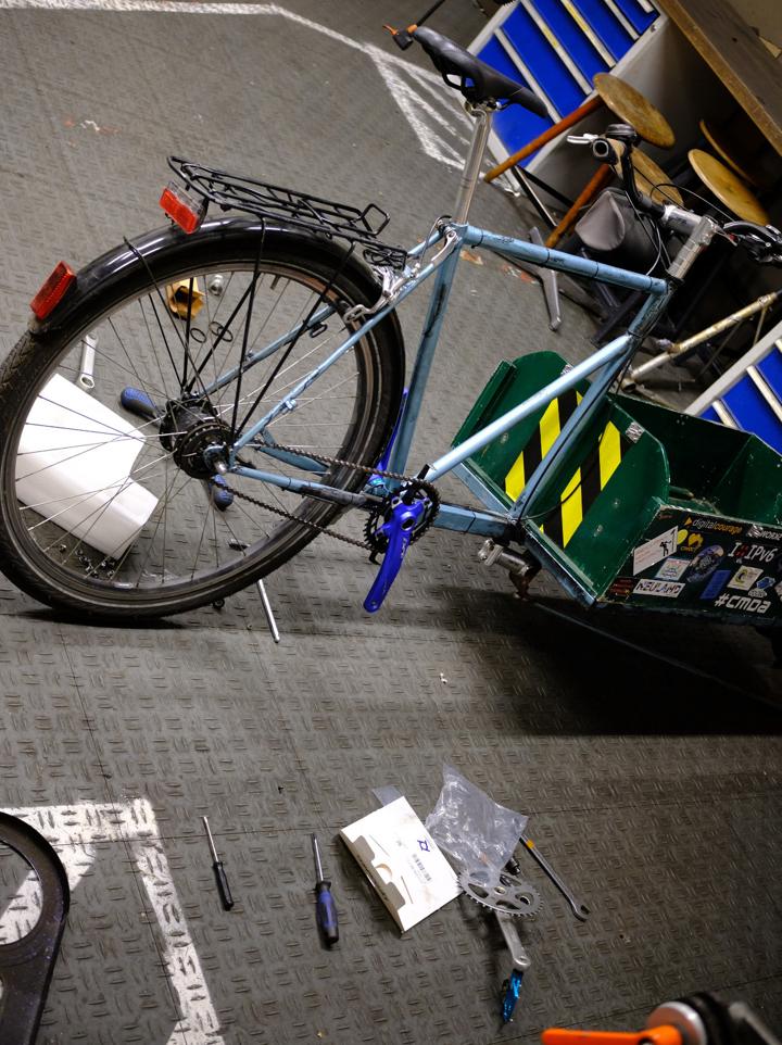 Cargo bike Samum with a new crankset in blue. Partially disassembled.