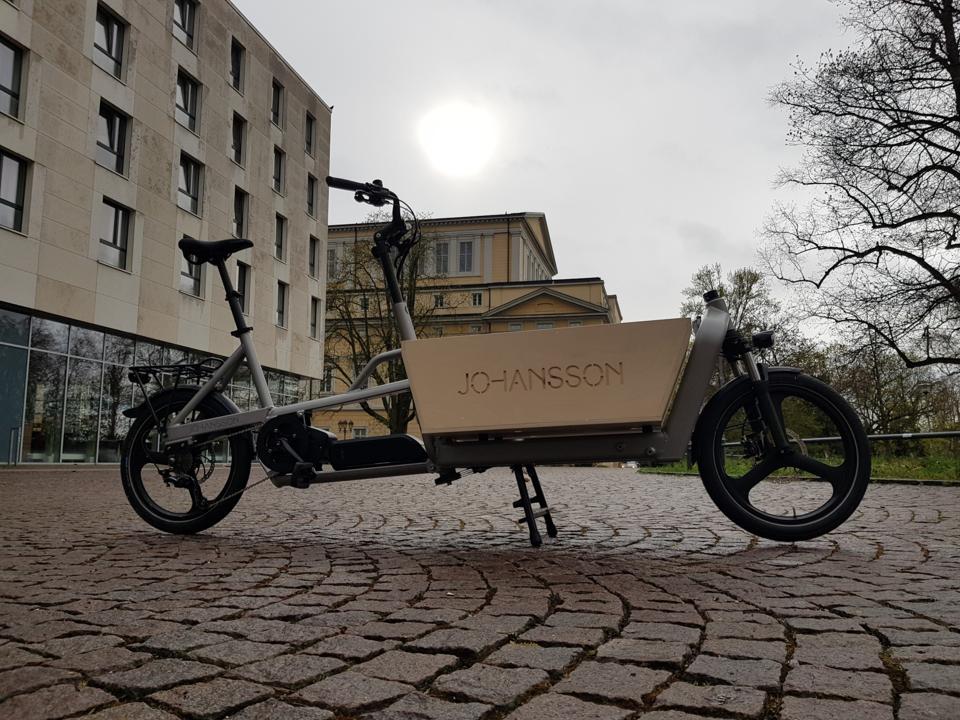 Johannson near the zwanzig° cycle workshop, hotel and Staatsarchiv building in the backgorund