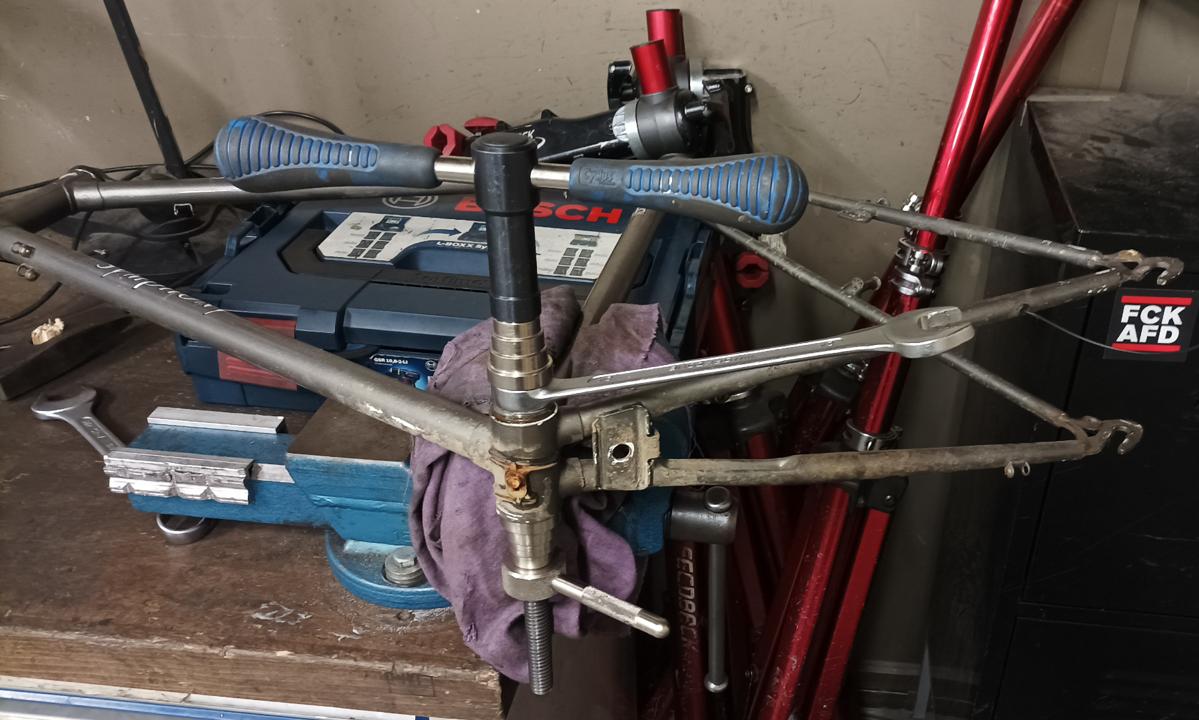 Rahmen im Schraubstock eingespannt, Tretlagerschluesselfixierung befestigt