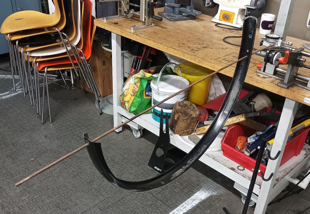 Hinterradschutzblech lackiert und aufgehaengt zum Trocknen