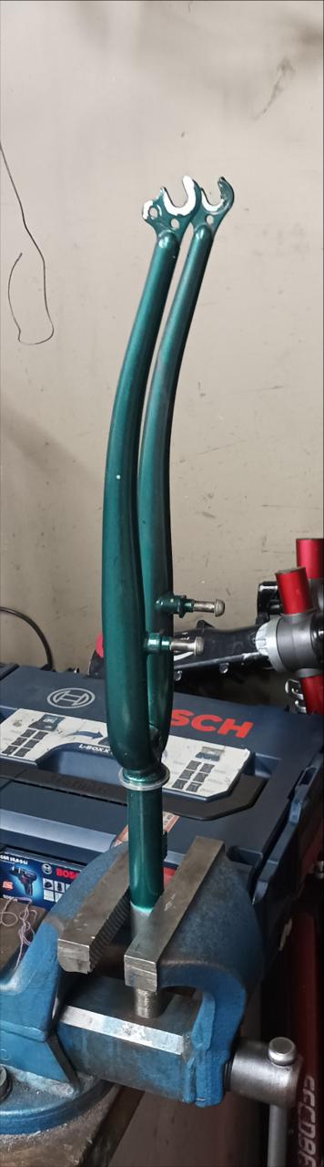 Gabel steckt zum Trocknen im Schraubstock