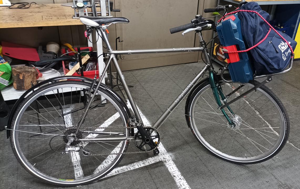 Symphony mit Ruecklicht am Sattel.