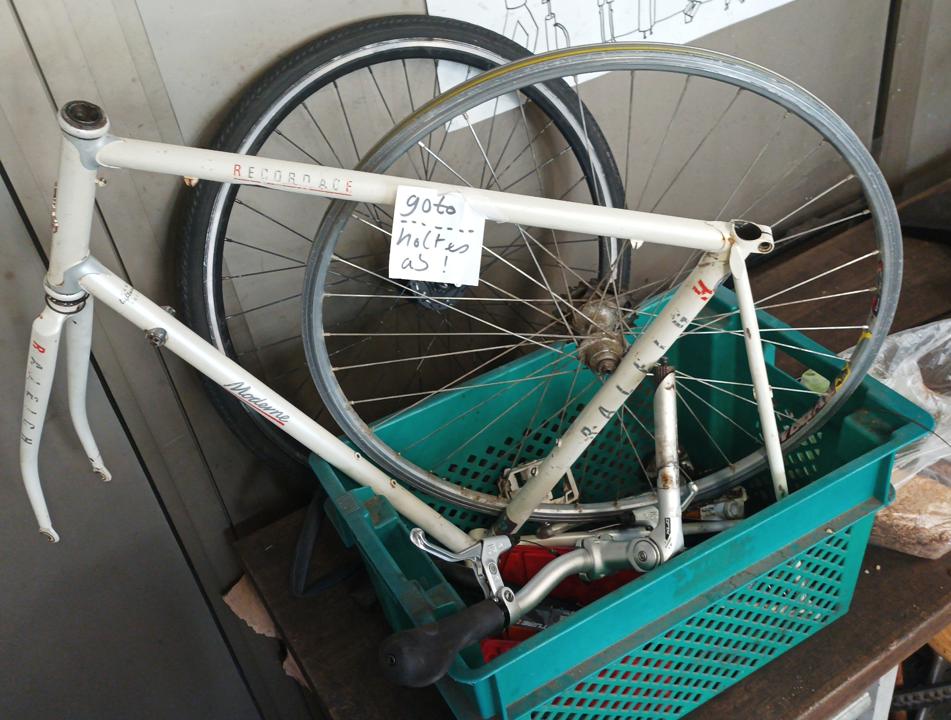 Rad, zerlegt in Kiste, Vorderrad fehlt.