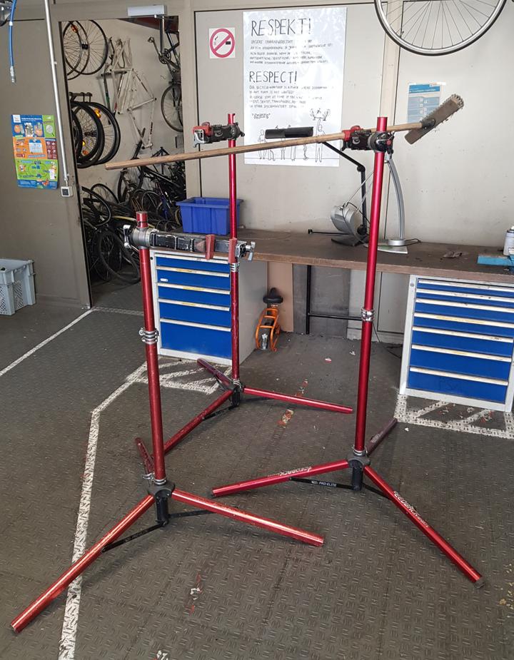 Montagestaender, die aussehen, als ob sie tanzen wuerden