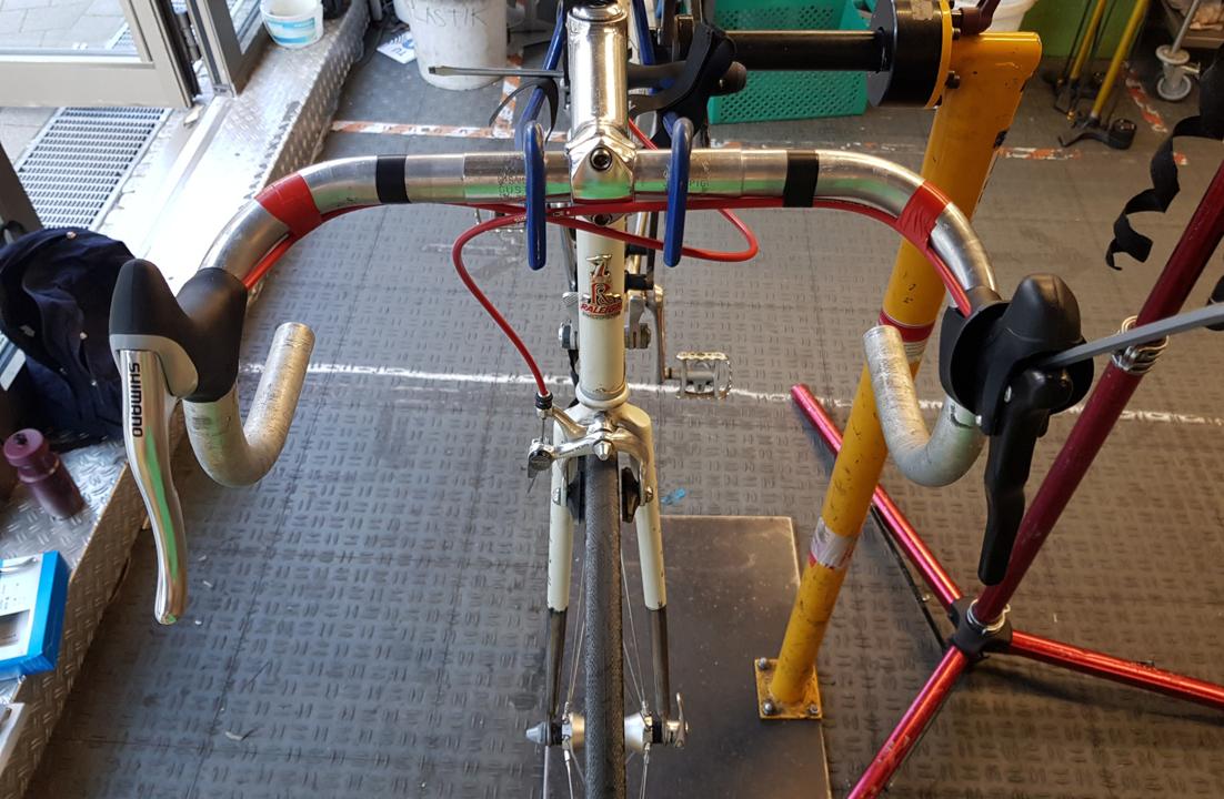 Raleigh eingespannt, ein alter Hebel demontiert und durch einen neuen ersetzt.