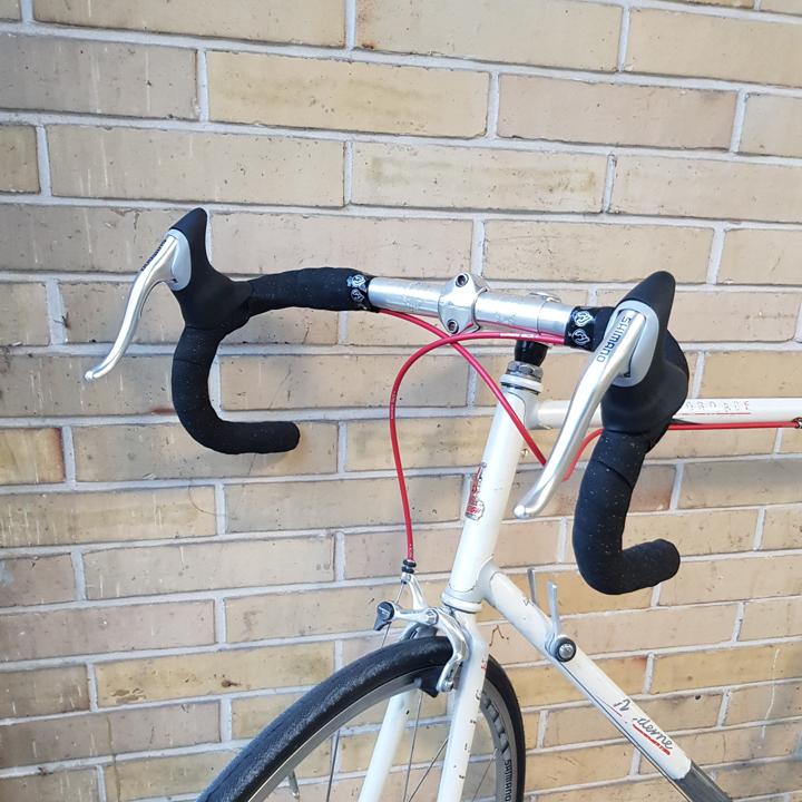 Lenker des Raleigh mit getauschten Bremshebeln.