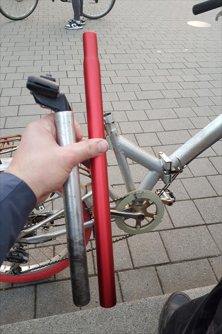 Neue und alte Sattelstuetzen nebeneinander.