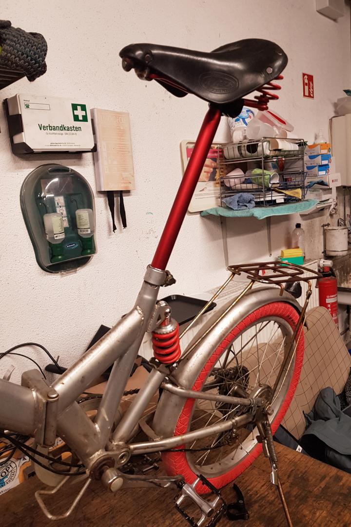 Neue Sattelstuetze eingebaut.