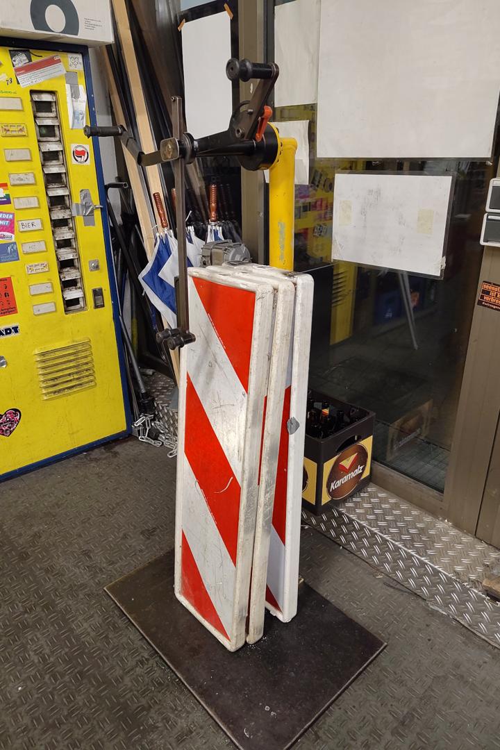Die fertigen Baken lehnen an einem Montagestaender.