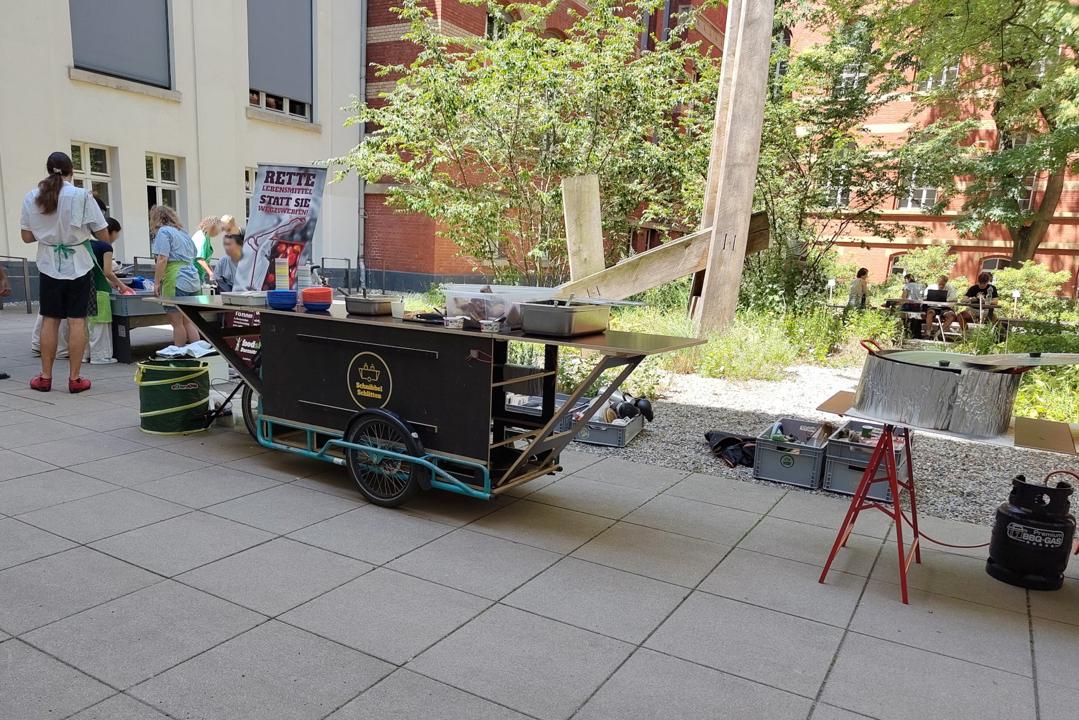 Schnibbel-Schlitten und Teile der Foodsharing-Crew.
