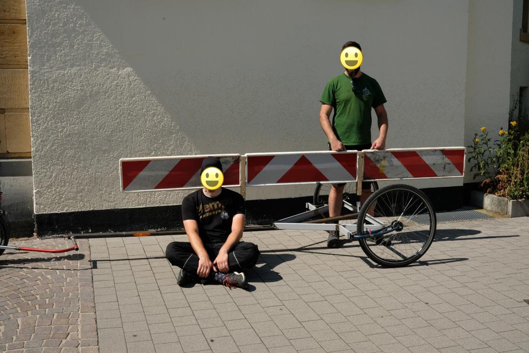 Chris und goto stolz auf den Anhaenger.