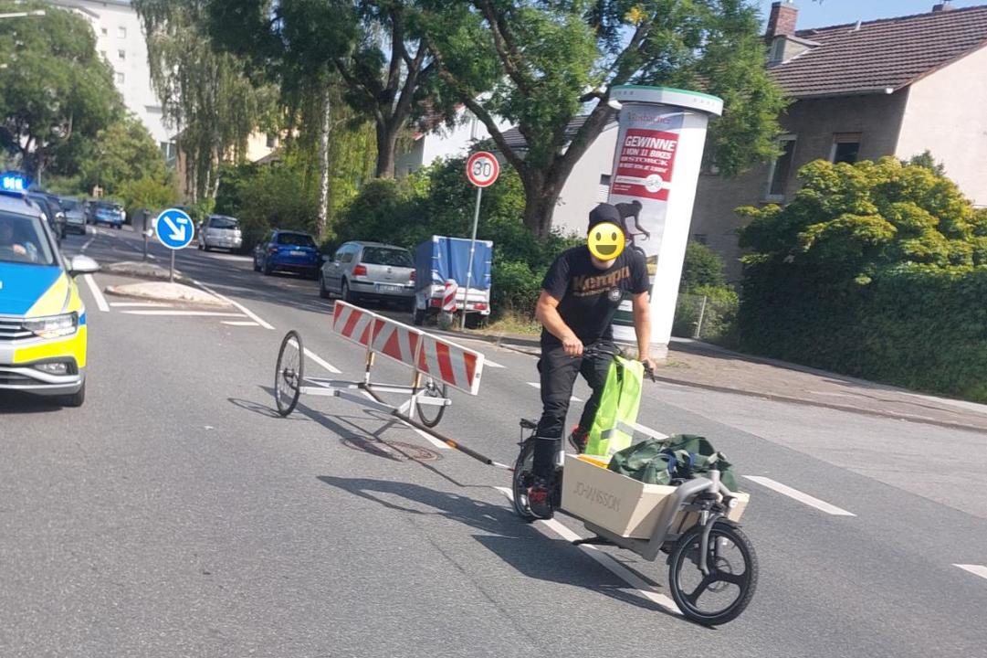 Anfahren, nachdem eine Seitenstrasse gekorkt wurde.