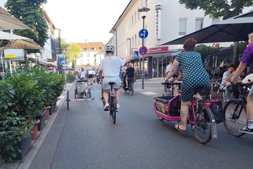 Die Critical Mass in der Grafenstrasse. Der Anhaenger verbraucht fast die Haelfte der Fahrbahnbreite.