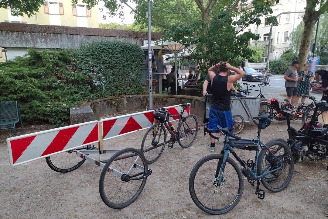 Bav hat sein Rennrad auf dem Bakenaufsatz eingehaengt.