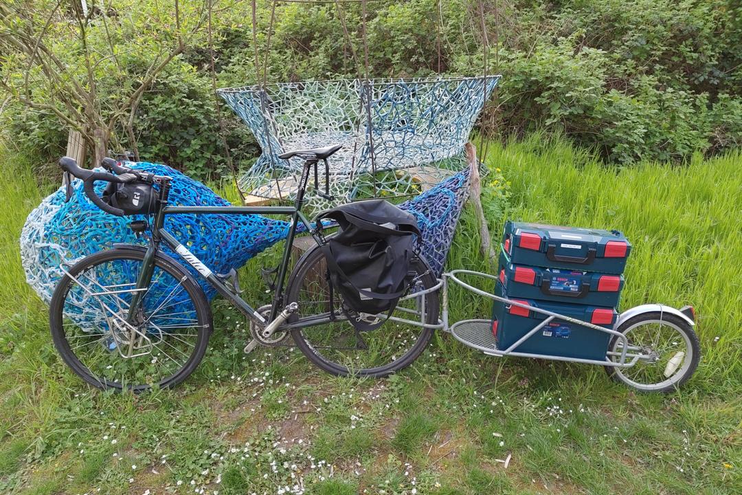 Bob Yak mit drei Werkzeugkisten beim Internationalen Waldkunstzentrum, angehaengt am Intec