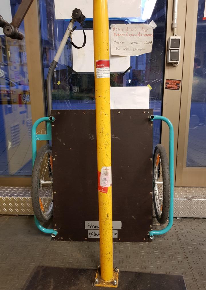 Fertiggestellter Anhaenger steht im zwanzig° an der Scheibe