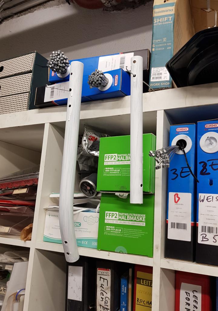 Grundierte Deichselstuecke haengen im zwanzig° zum Trocknen.