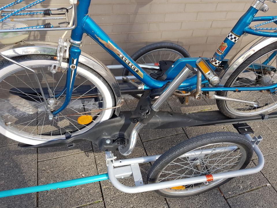 Naehere Aufnahme der Befestigung des Peugeot.